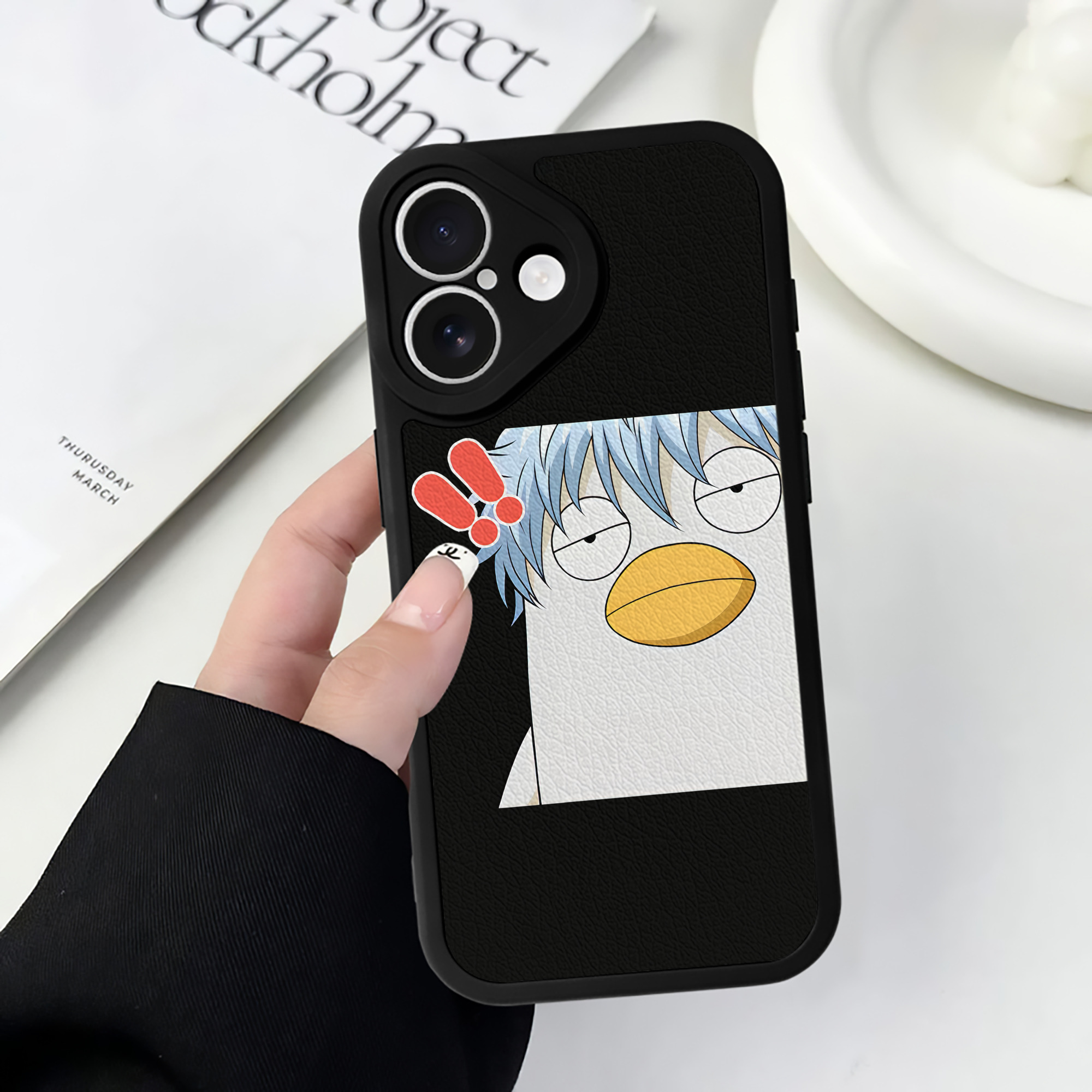 （画像用） ぎんたま 坂田銀時（さかたぎんとき） 神楽 志村新八（しむら しんぱち） GINTAMA Sakata Gintoki Kagura Shimura Shinpachi 【iPhone 16シリーズ対応】シリコンスマホケース（レザー調） 材質：シリコン